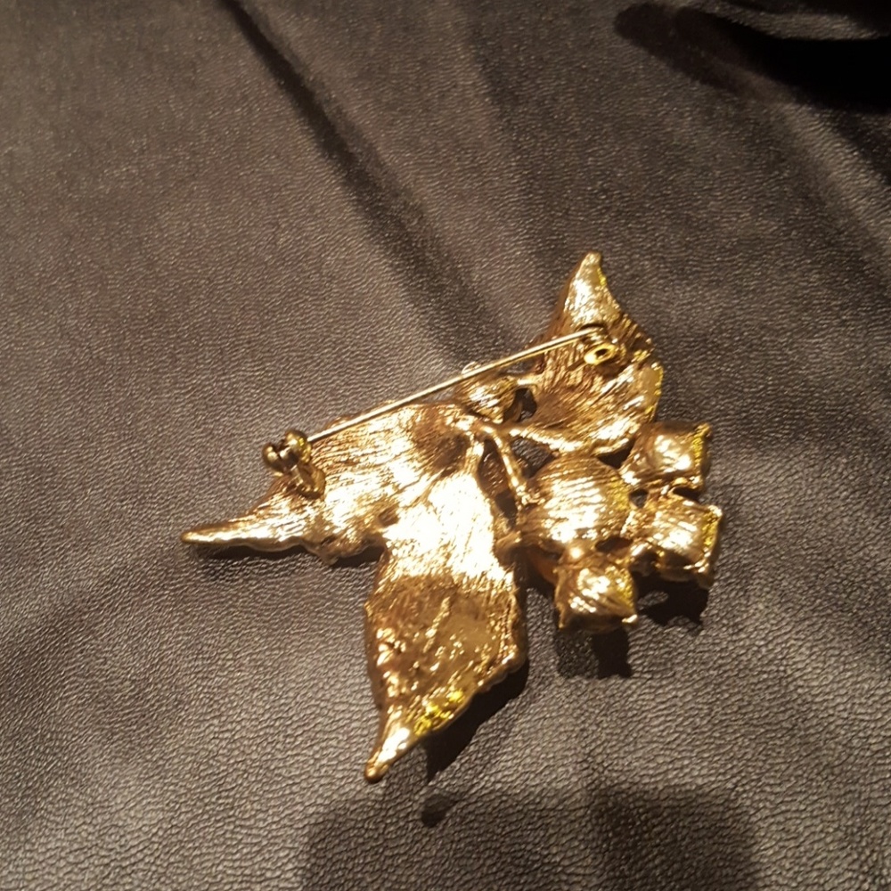 Rhinestone Leaf Brooch - Picture 4 of 4